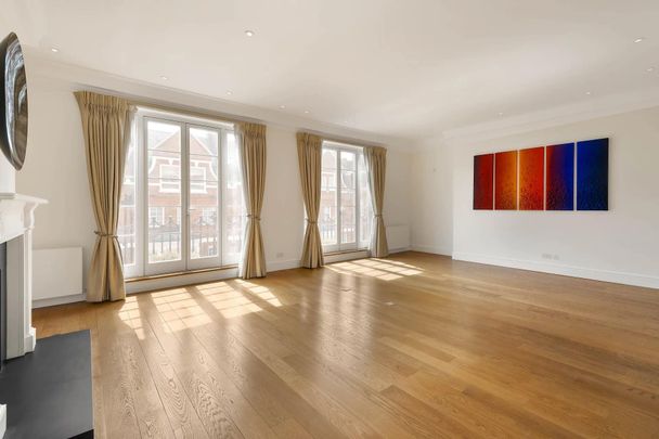 An elegant Mayfair duplex with roof terrace, balcony and lift. - Photo 1
