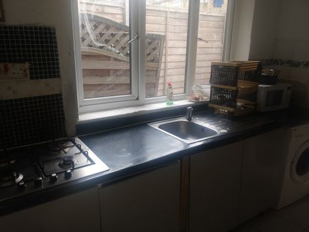 Room in a Shared House, London, E13 - Photo 4
