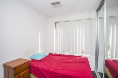 Modern Family Comfort in the Heart of Brabham. Freshly Painted! Near to the Primary School! - Photo 4