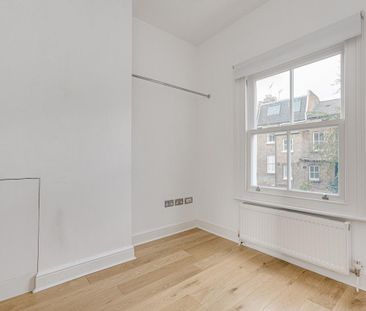 3 bedroom flat in London - Photo 3