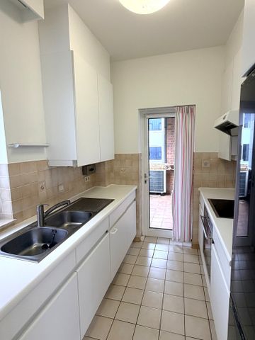 Ruim en lichtrijk appartement (ca. 100m2) met autostaanplaats centrum Leuven - Photo 3