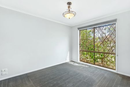 Spacious Six-Bedroom Family Home with Alfresco Entertaining, Close to Beach and Schools - Photo 2