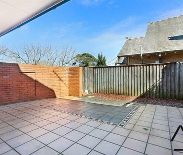 Three Bedroom townhouse in Great Location - Photo 5