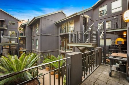 Hidden gem in prime precinct - Photo 5