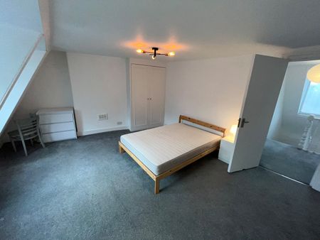 3 Bed Flat, Fulham Palace Road, W6 - Photo 3