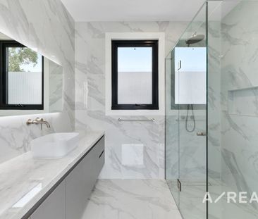 Beautiful Three bedroom Home in Doncaster East! - Photo 4