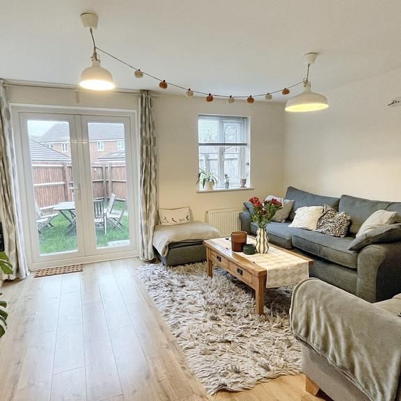 4 bedroom semi-detached house to rent - Photo 1