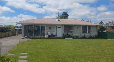 Lovely 3 Bedroom Home plus games room - Photo 4