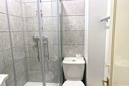 BILLS INCLUDED - Bright and Spacious Studio Apartment in Courtfield Gardens, London SW5 - Photo 4