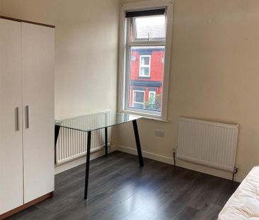 4 bedroom semi-detached house to rent - Photo 6