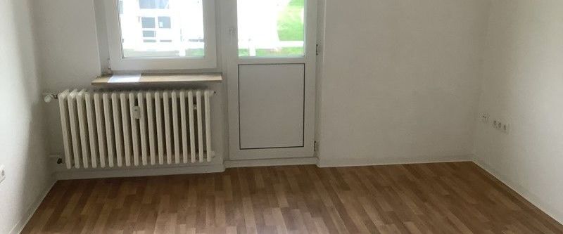 Wohnung mit modernem Wannenbad und neuer Tapezierung an den Wandflächen - Foto 1