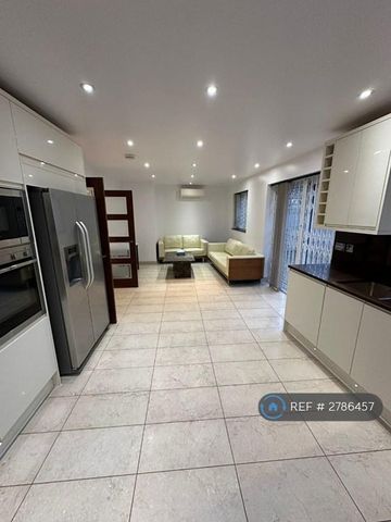 5 bedroom semi-detached house to rent - Photo 3