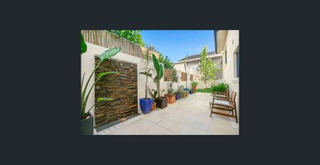 Chic Coastal Retreat in Sun-Dappled Setting - Photo 2