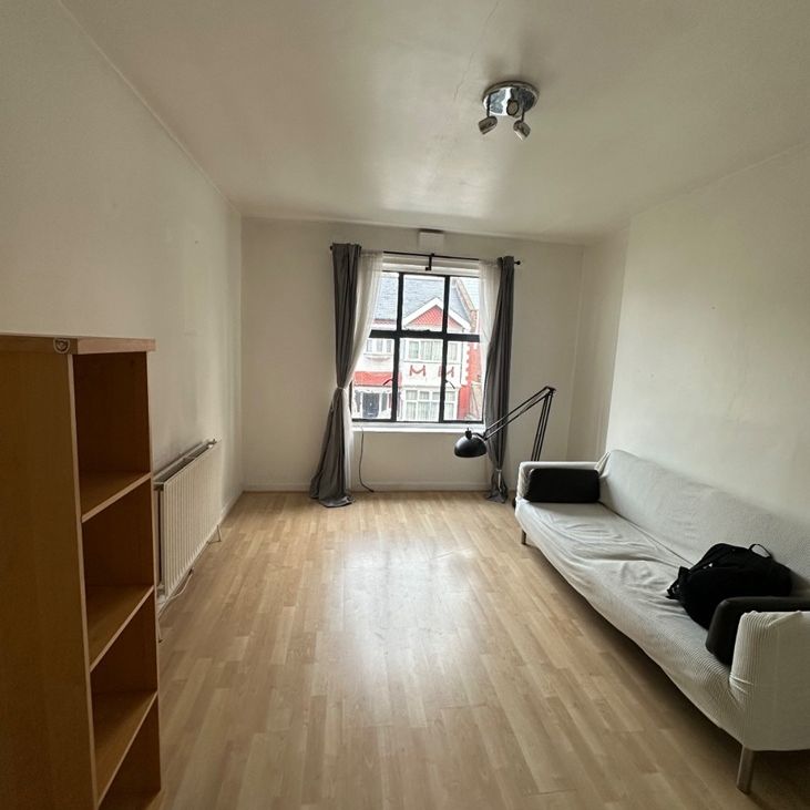 1 Bed Flat, London, SW2 - Photo 1