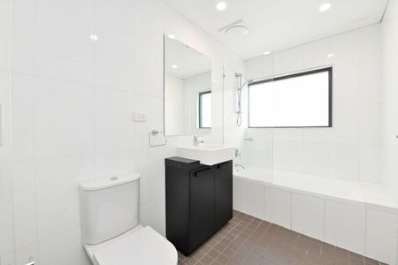 Renovated Luxury Split Level Apartment - Photo 2