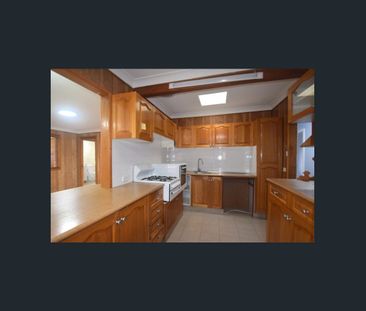 BEAUTIFUL FAMILY HOME!! - Photo 4