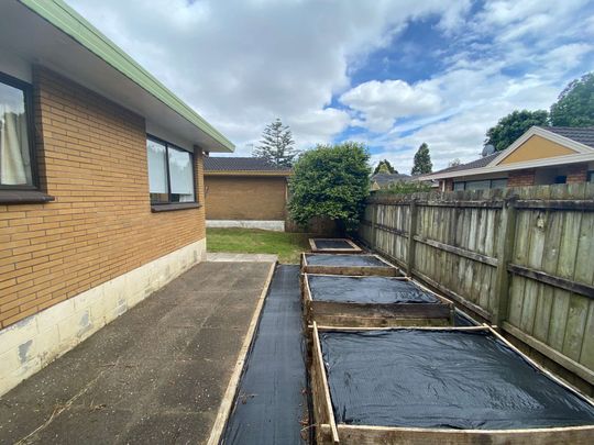 Spacious two-bedroom, Brick and Tile home. - Photo 1