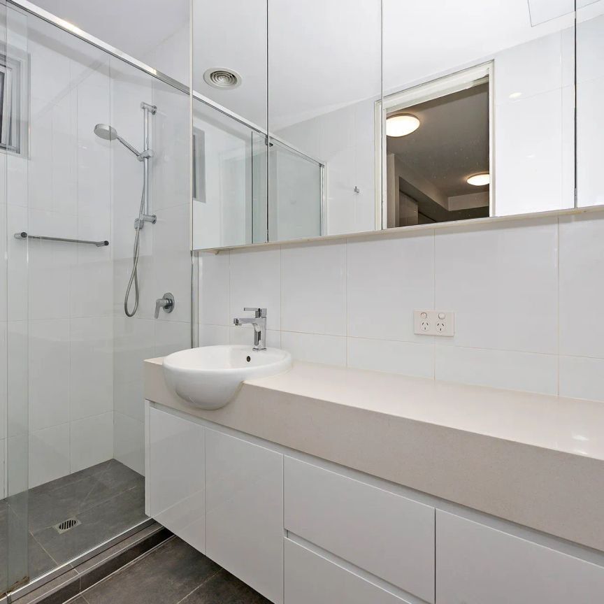 Modern One Bedroom Apartment with Private Courtyard! - Photo 1