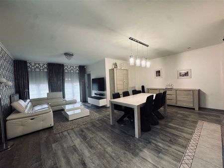 Open bebouwing met vijf slaapkamers, grote tuin en zwembad - Photo 2