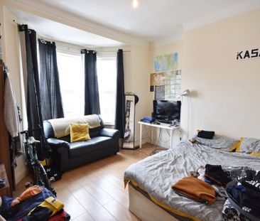 3 Bed - Biddlestone Road, Heaton - Photo 5