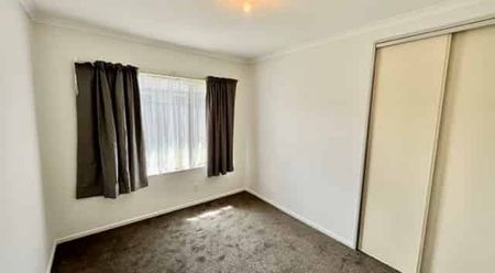 Contemporary Gem: 3 Bedrooms, 1 Bath, Double Garage, Recently Renovated - Photo 2