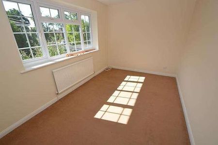 Bedroom Detached House In Cranleigh, GU6 - Photo 3