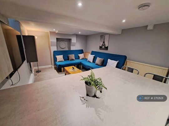 7 bedroom end of terrace house to rent - Photo 1