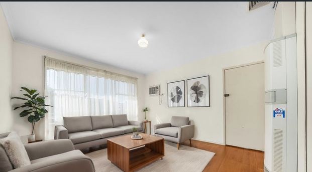 Beautiful family home positioned in a highly desirable location - ON HOLD - Photo 1