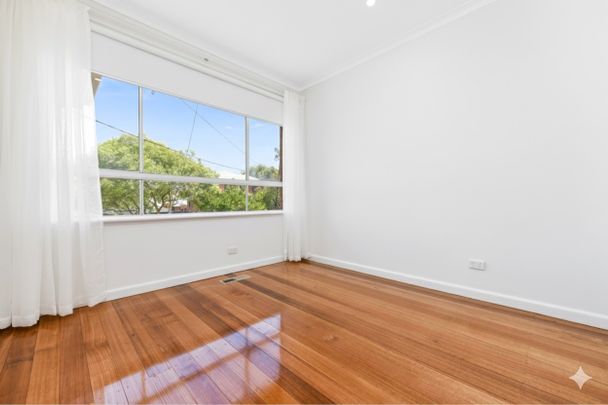 2 Sylvan Crescent, Ashwood VIC 3147 - House For Rent | Domain - Photo 1