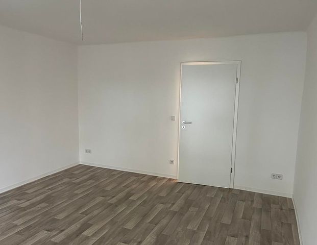 Frisch sanierte 2-Raum-Wohnung mit ebenerdiger Dusche - Foto 1