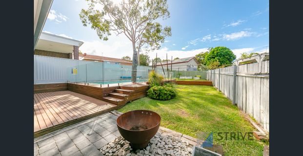 METICULOUSLY CRAFTED FAMILY RESIDENCE OF UNPARALLELED STANDARDS. POOL MAINTENANCE INCLUDED - Photo 1