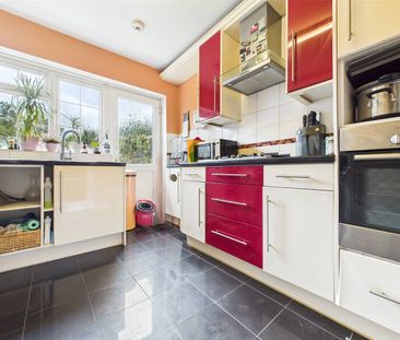 Springfield Avenue, Hampton, TW12 - Photo 2