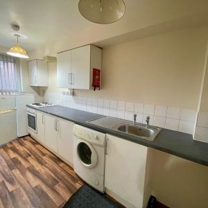 This charming newly painted and decorated 1-bedroom apartment is ideal for singles or couples, offering a fitted kitchen, modern shower room, and convenient central location. With shops, transport, and amenities nearby. Safe and secure. - Photo 2