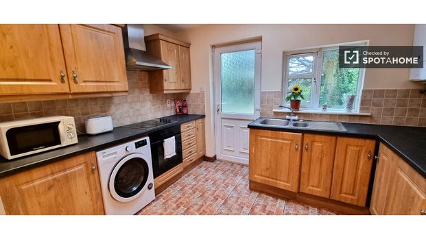 Room for rent in 6-bedroom apartment in Dublin - Photo 1