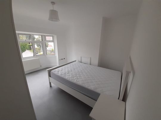 This fully furnished double bedroom is available in a three-person professional house share, located just off Cherry Hinton Road. The property offers excellent access to Addenbrooke’s Hospital, Cambridge Train Station, and the city centre, making it ideal for working professionals. - Photo 1