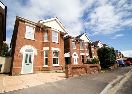 Modern Student House on Nortoft Road - Photo 3