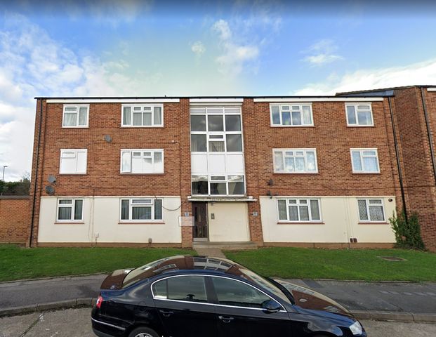 Weekes Drive, Berkshire, SL1 - Photo 1