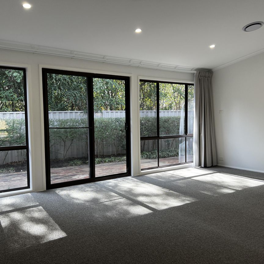 Beautifully Renovated three Bedroom Townhouse - Photo 1