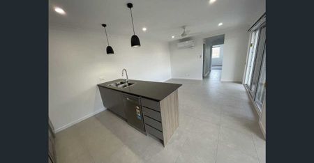 Stylish, Modern & Compact Family Home - Photo 5