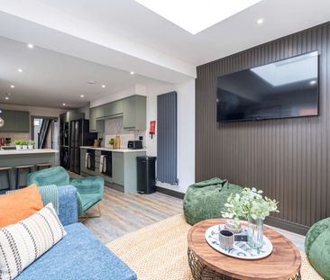 Luxurious 6 bedroom, all en-suite student house! Room 6 - Photo 4