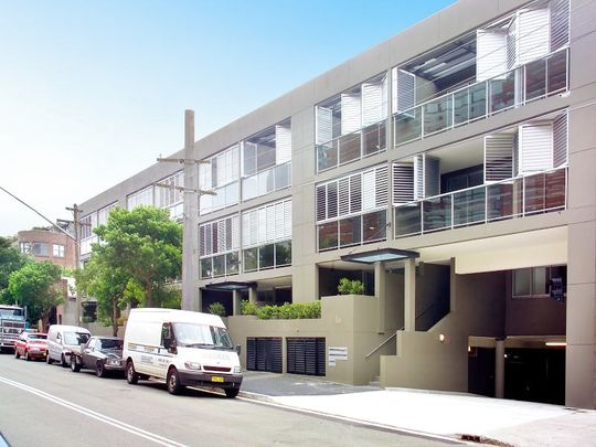 Spacious one bedroom with large courtyard - Photo 1