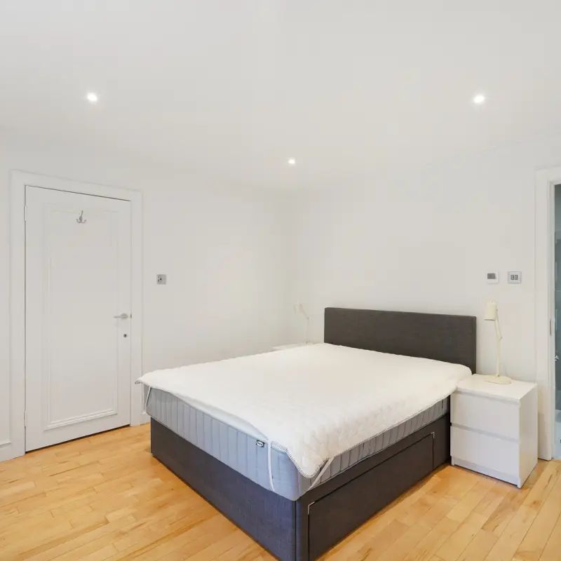 2 bedroom flat in St John's Wood - Photo 1