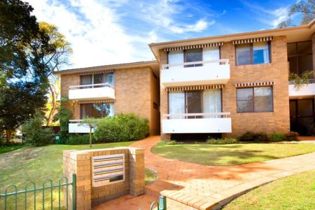 Generous three bedroom, three balcony abode with a leafy outlook - Photo 4