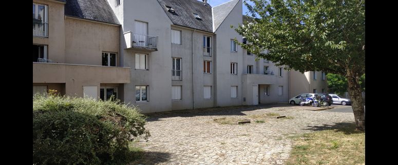 Location Appartement 5 pièces 98 m² Bourges - Photo 1