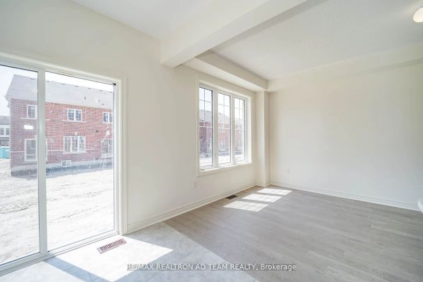Condo Townhouse For Lease | E9014239 - Photo 1