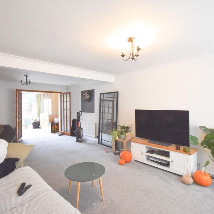 3 bedroom end of terrace house to rent - Photo 1