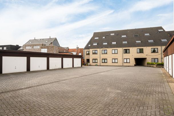 Zonnig en verrassend ruim appartement gelegen in Blommekens op enkele passen van de Markt van Eeklo! - Foto 1