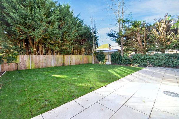 6 bedroom house - detached - Photo 1