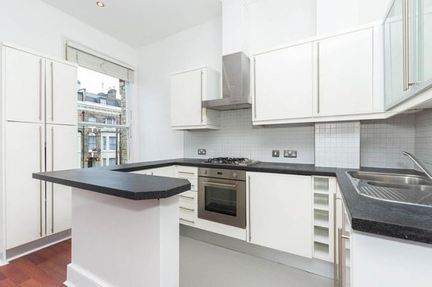 Contemporary one bedroom flat set on the first floor of a period conversion - Photo 1