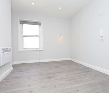 Studio Flat, Honley Road, SE6 - Photo 2